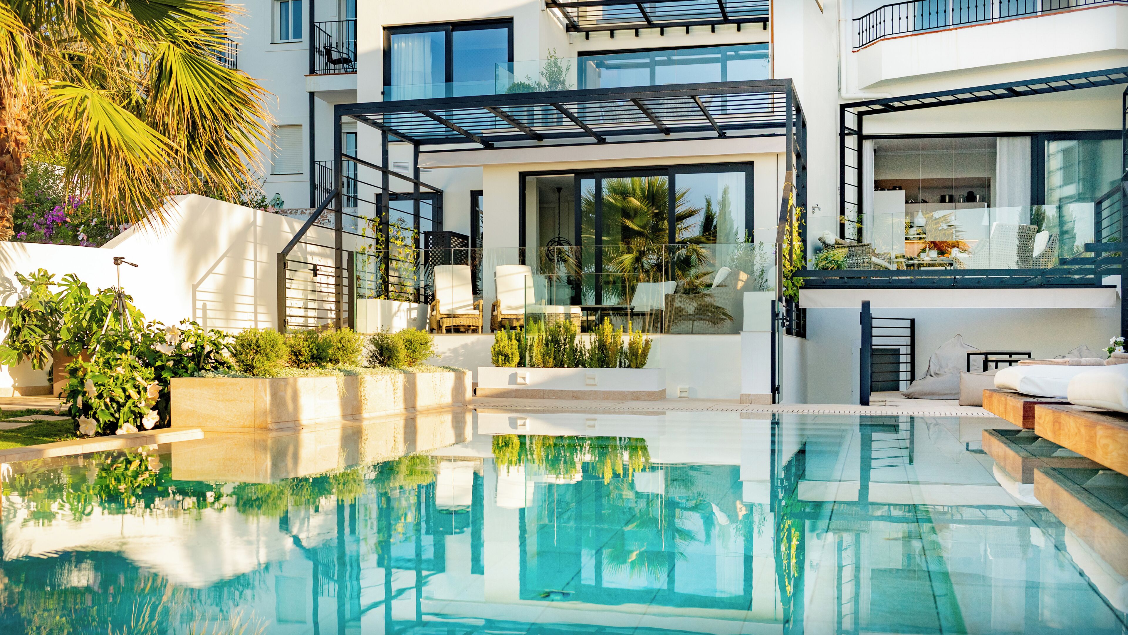 Utendørsbasseng og et oppvarmet basseng