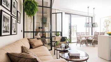 Apartamento Premium, 3 habitaciones, vistas al mar | Zona de estar | Una televisión