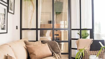 Departamento Premium, 3 habitaciones, vista al mar | Área de sala de estar | Televisión