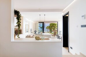 Appartement Confort, 2 chambres, vue mer | Coin séjour | Télévision