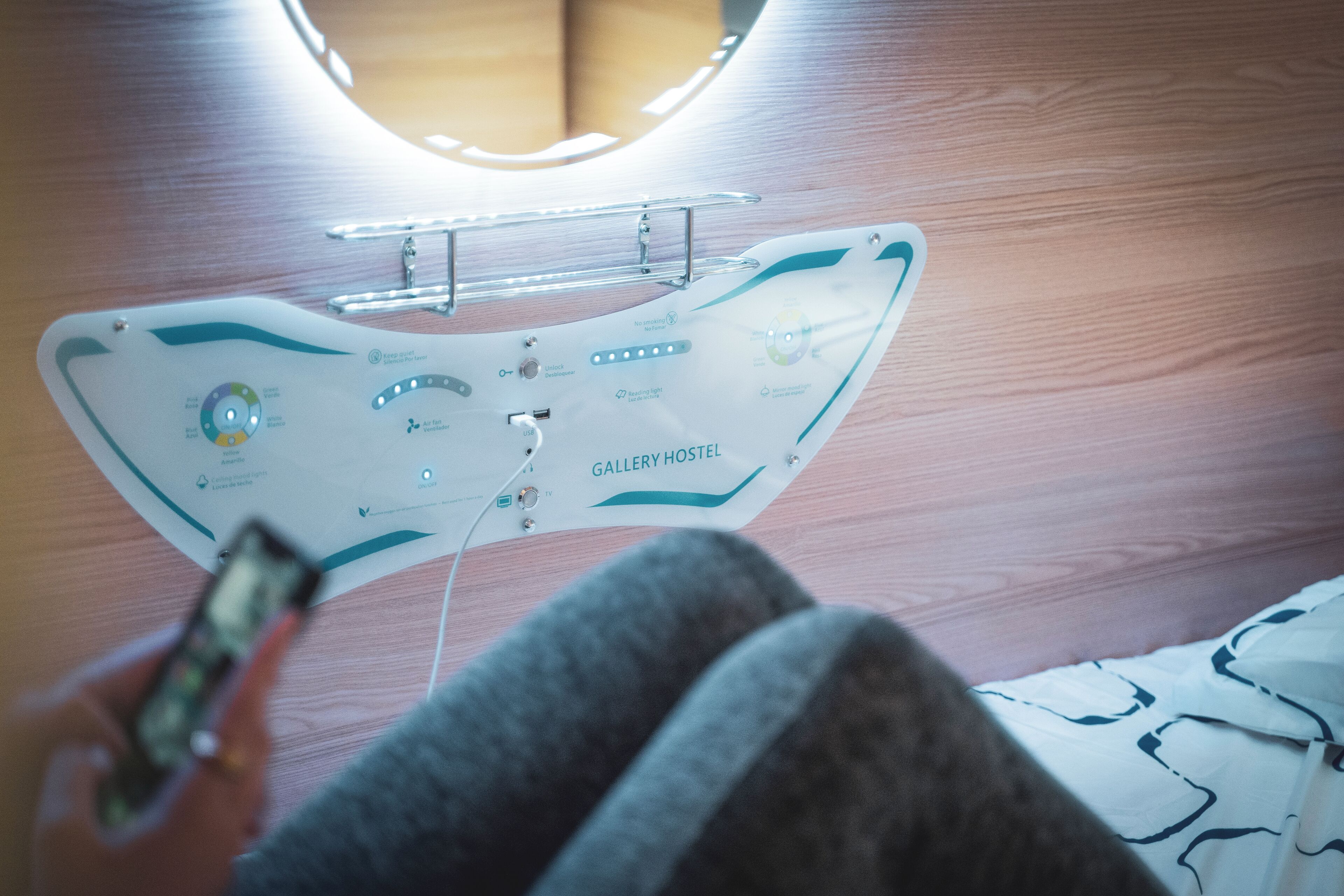 Een moderne kamer met een bijzonder plafondontwerp, een bevestigd apparaat en een bed met beddengoed met een patroon.