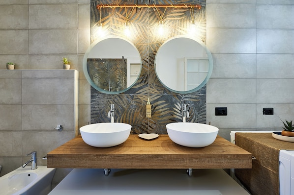 Dusche, Haartrockner, Bidet, Handtücher