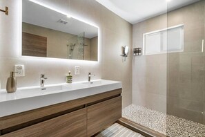 Serviettes fournies, savon, shampoing, papier toilette