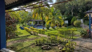 A lush garden with palm trees, a gazebo, and a well-maintained lawn. - HOTEL CAMPESTRE EL SALITRE (Villeta)