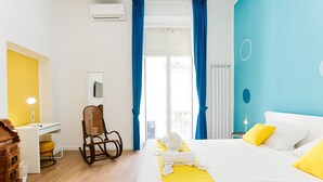 A hotel room with a bed, a desk, a chair, and a window with curtains. - Santa Patrizia a Chiaia Apartment - Acqua (Naples)