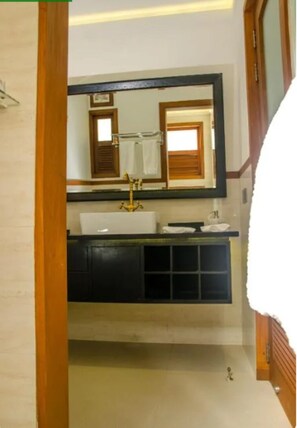 Een douche, een haardroger, handdoeken, zeep