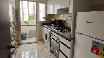 Fridge, oven, stovetop, coffee/tea maker