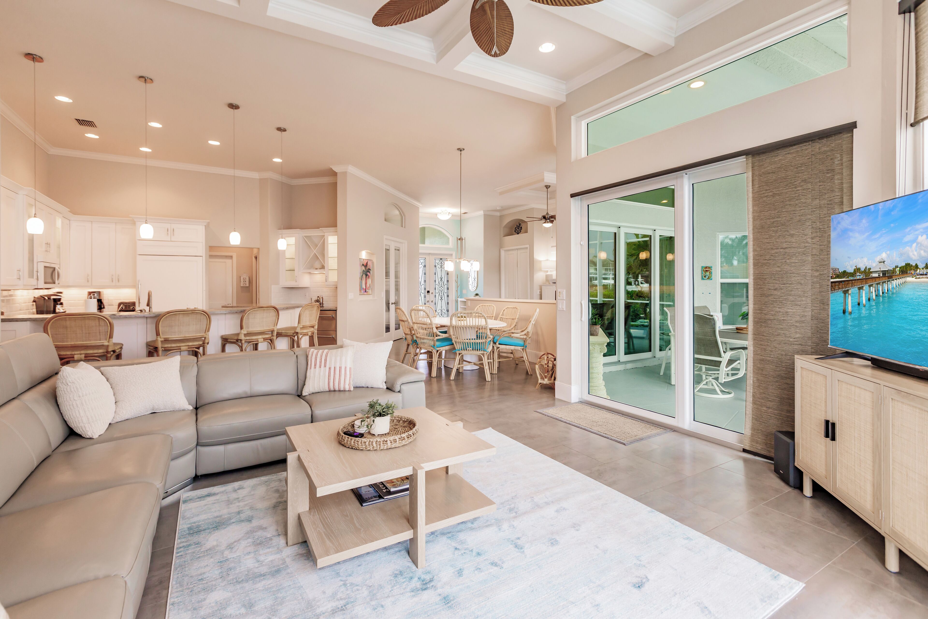 Een smart-tv, een open haard, een tafeltennistafel en boeken