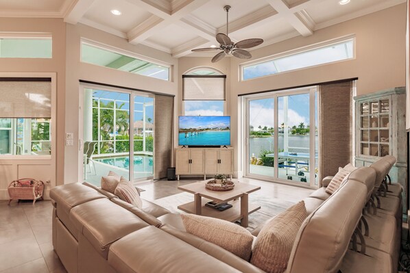 TV connectée, cheminée, table de tennis de table, livres