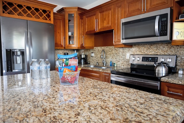 Kühlschrank, Mikrowelle, Ofen, Wasserkocher mit Kaffee-/Teezubehör