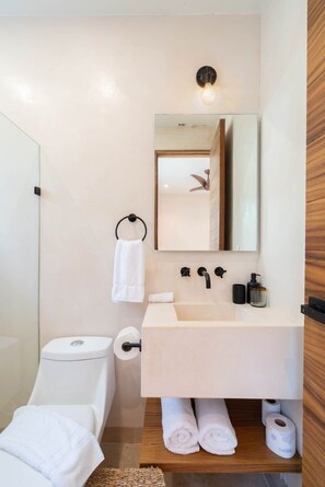 Dusj, hårføner, såpe og sjampo