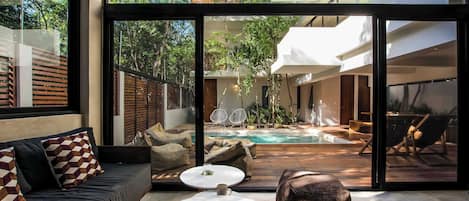 المنشأة من الداخل