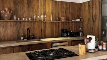 Fridge, oven, stovetop, coffee/tea maker