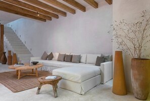 TV, offices - 3BR Home in Gated Community | Rooftop Plunge Pool, Grill & Shared Pool (Tulum)