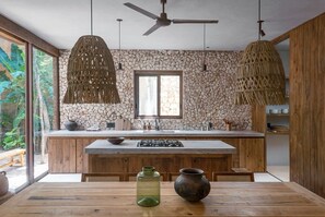 Réfrigérateur, four, plaque de cuisson, cafetière/bouilloire