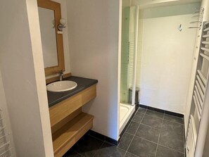 Bathroom - 5th floor, view ski slopes, swimming pool, balcony, tv, ski locker, 53m², La Plagne (La Plagne)