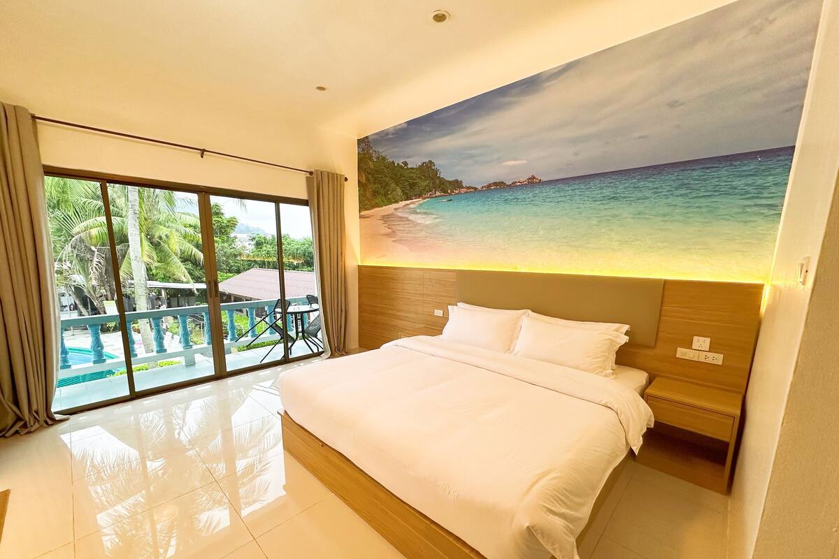 Suite Deluxe, vista piscina | Una cassaforte in camera, tende oscuranti, Wi-Fi gratuito, lenzuola