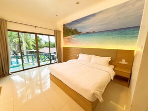 Deluxe-Suite, Poolblick | Zimmersafe, Verdunkelungsvorhänge, kostenloses WLAN, Bettwäsche