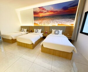 Comfort-Dreibettzimmer, Blick auf den Innenhof | Zimmersafe, Verdunkelungsvorhänge, kostenloses WLAN, Bettwäsche