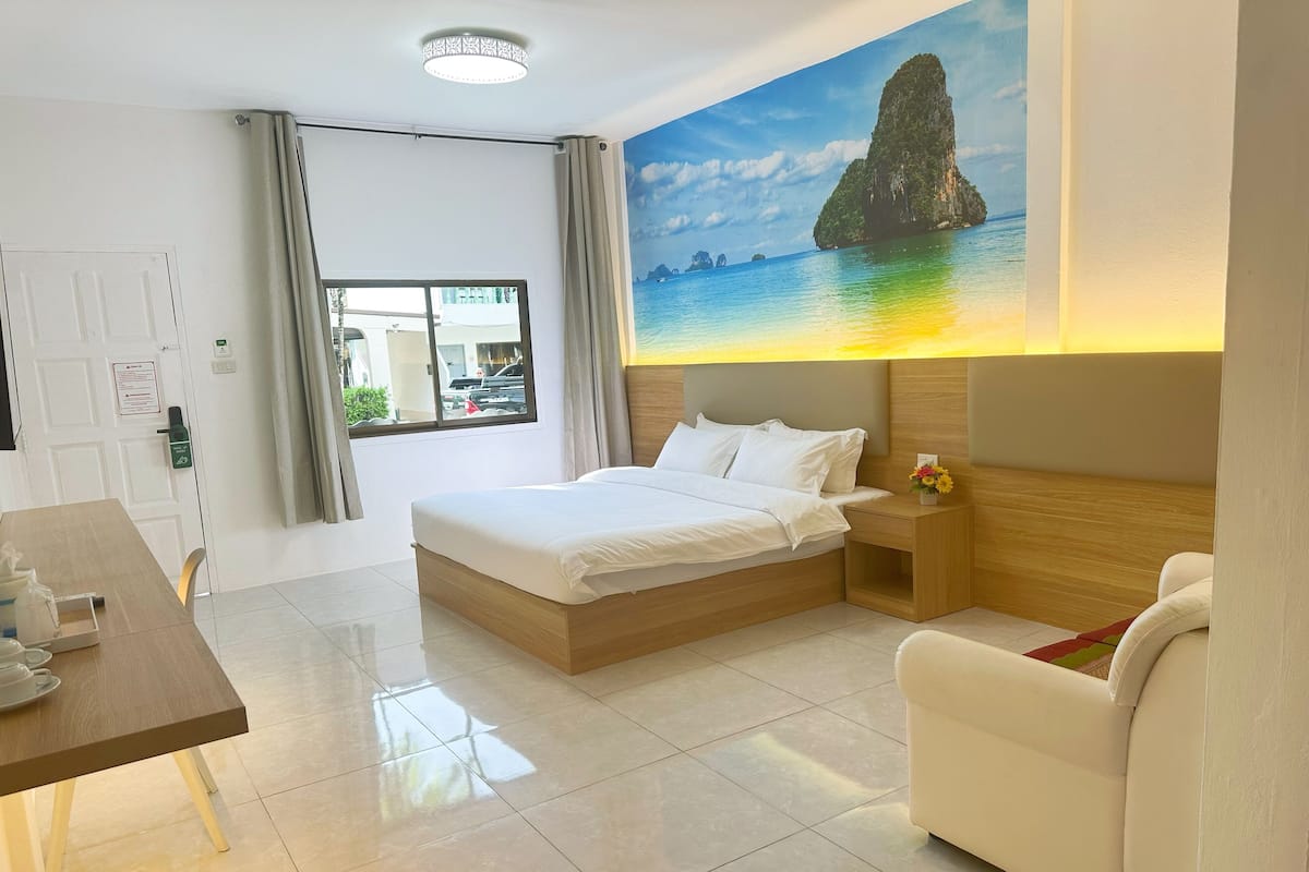 プレミア ダブルルーム コートヤードビュー | セーフティボックス (室内)、遮光カーテン、WiFi (無料)、ベッドシーツ