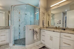 Douche, sèche-cheveux, serviettes fournies