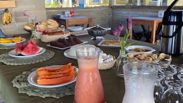 Café da manhã com buffet grátis todos os dias
