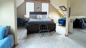 A bedroom with a bed, a desk, a chair, and a couch. - Cozy loft in Gardiner with AC, WiFi and splendid views  (Gardiner)