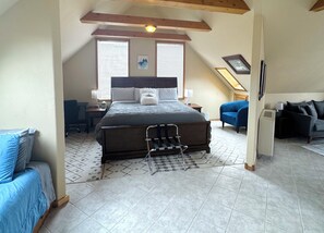 1 bedroom, travel crib, WiFi, bed sheets - Cozy loft in Gardiner with AC, WiFi and splendid views (Gardiner)