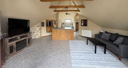 Cozy loft in Gardiner with AC, WiFi and splendid views
