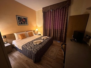 Eenvoudige tweepersoonskamer | Gratis wifi, beddengoed