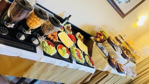 Ein reichhaltiges Buffet mit verschiedenen Speisen und Beilagen.