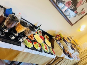 Dagelijks continentaal ontbijt (EUR 5 per persoon)