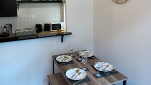 Een moderne keuken met een eethoek.