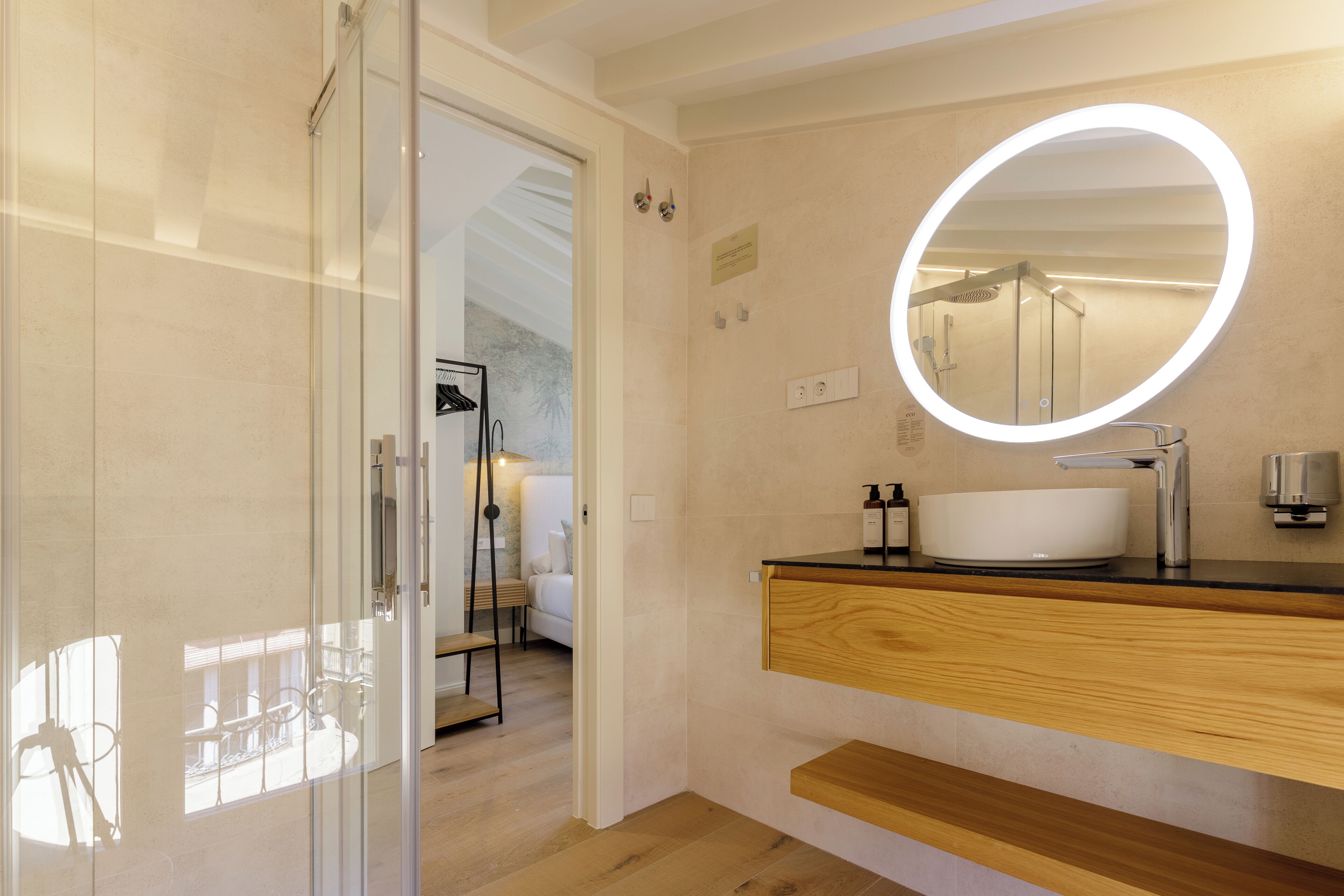 Deluxe-Apartment | Badezimmer | Haartrockner, Handtücher, Seife, Shampoo