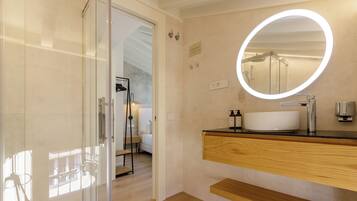 Deluxe-Apartment | Badezimmer | Haartrockner, Handtücher, Seife, Shampoo