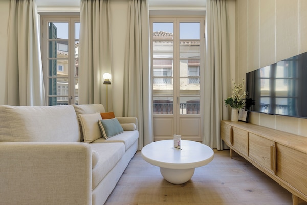 Superior-Apartment | Wohnbereich | 45-Zoll-Smart-TV mit Digitalempfang