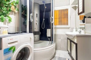 Chuveiro, secador de cabelo, toalhas de banho, sabonete