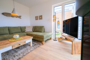 Fernseher, Kamin, DVD-Player, Bücher