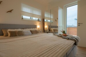 2 Schlafzimmer, Schreibtisch, Bügeleisen/Bügelbrett, Reisekinderbett