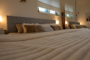 2 chambres, bureau, fer et planche à repasser, lit de bébé portatif