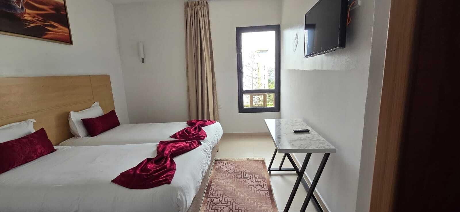 Kahden hengen standard-huone (kaksi sänkyä), kaupunkinäköala | Kannettavalle tietokoneelle sopiva työtila, ilmainen Wi-Fi