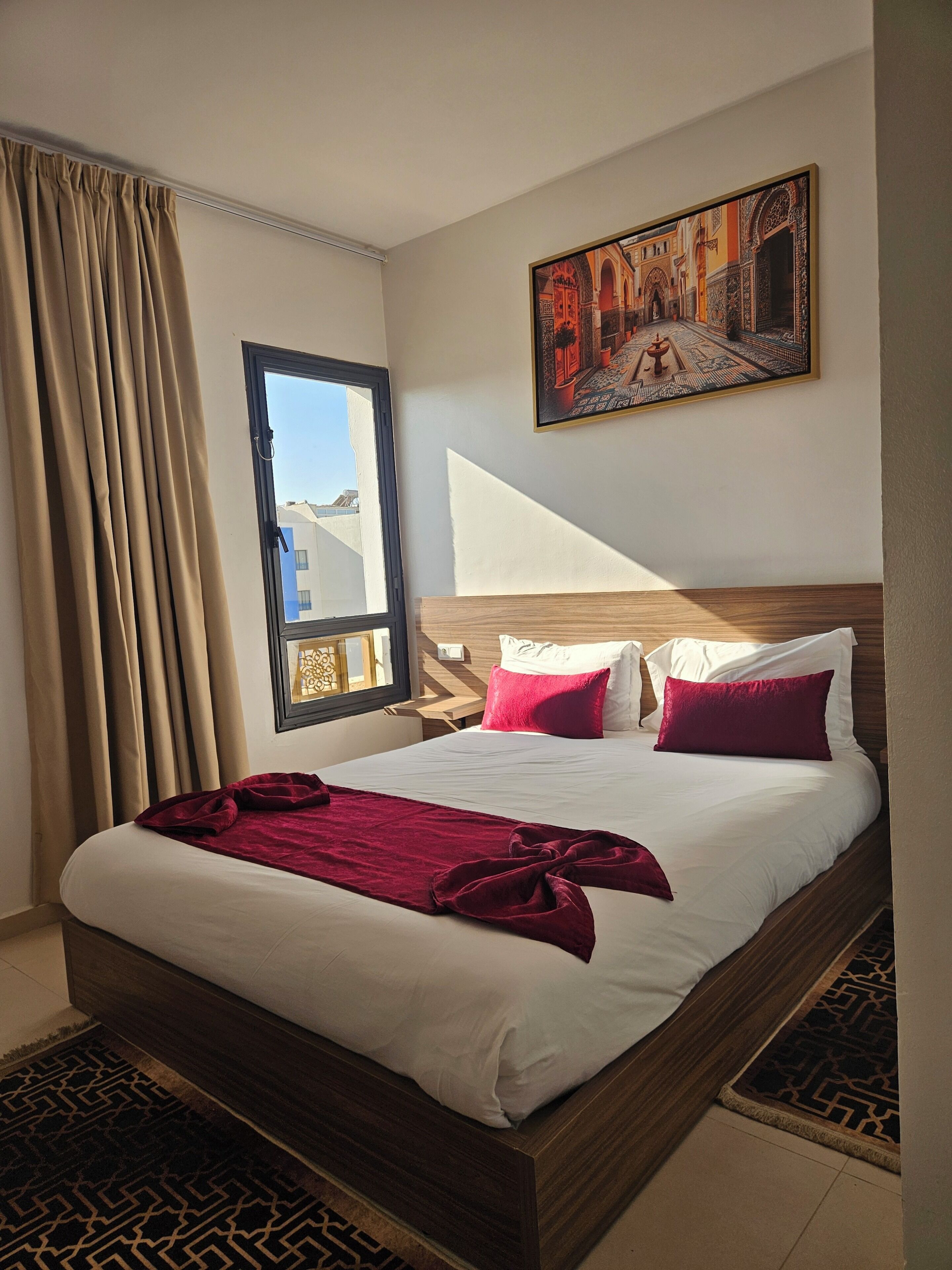 ノートパソコン用作業スペース、WiFi (無料)、ベッドシーツ