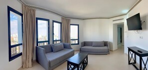 Suite clásica | Área de sala de estar | Monitor de computadora y impresora