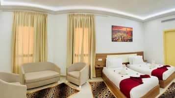 Espacio para trabajar con laptop, wifi gratis y ropa de cama