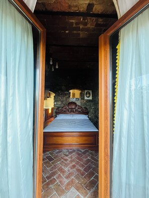 1 bedroom, bed sheets