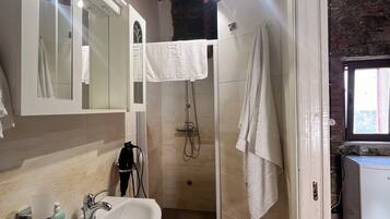 Asciugacapelli, asciugamani, sapone, carta igienica