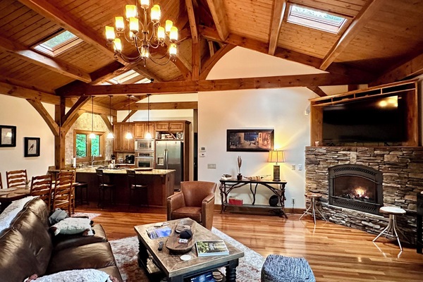 Smart TV, chimenea, libros, estéreo