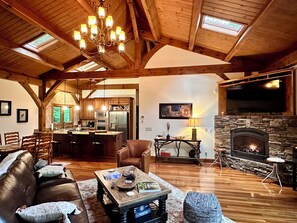 Smart-TV, Kamin, Bücher, Stereoanlage