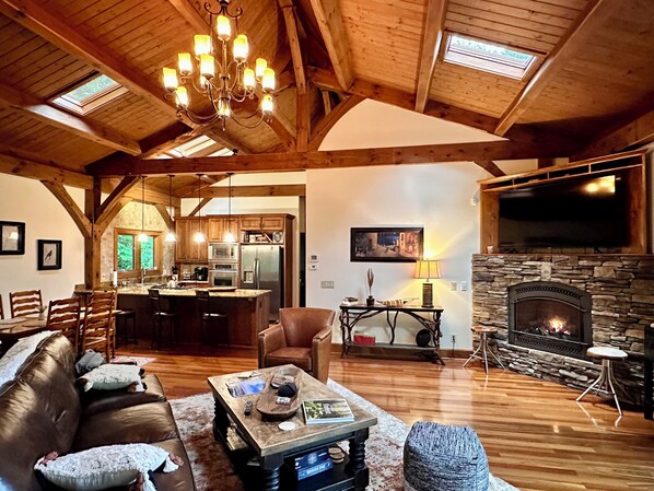 Smart-TV, Kamin, Bücher, Stereoanlage