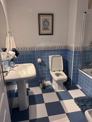 Douche, baignoire à remous, séchoir à cheveux, bidet
